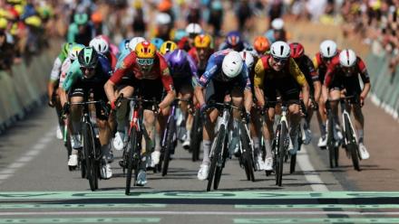 Le Norvégien Soren Waerenskjold (C) remporte le sprint à l'arrivée de la 11e étape du Tour de France, le 15 juillet 2026 à Nevers