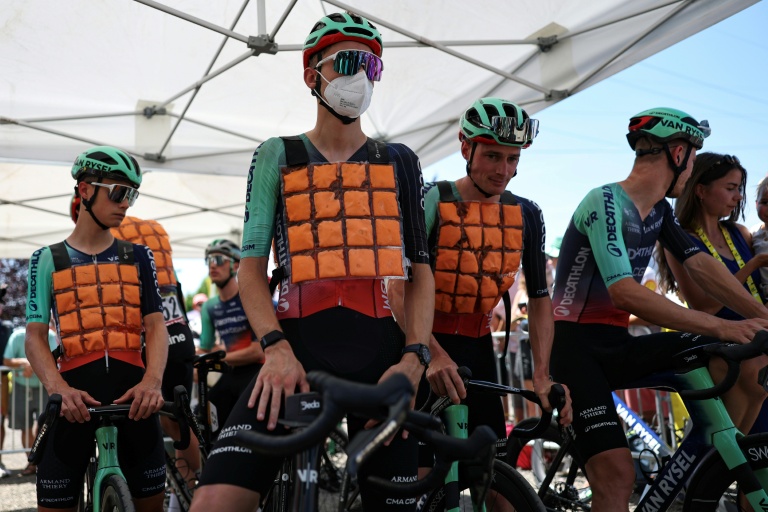Des coureurs de Decathlon CMA CGM dont Paul Seixas (au centre) portent des gilets refrigérants au départ de la 9e étape du Tour de France, le 12 juillet 2026 à Malemort