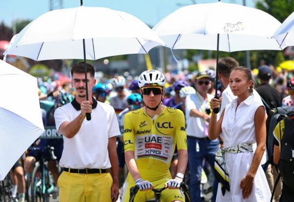 Le maillot jaune du Tour de France, Tadej Pogacar, est protégé de la chaleur au départ de la 9e étape à Malemort, le 12 juillet 2026