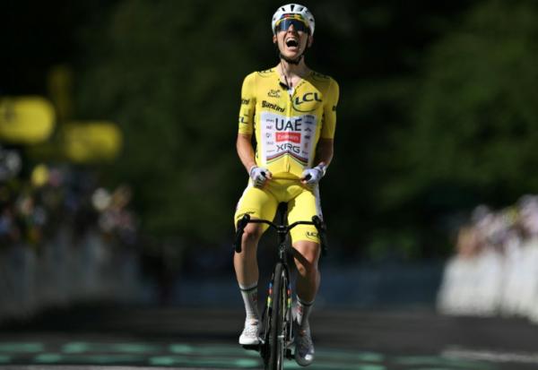 Le maillot jaune Tadej Pogacar franchit en vainqueur la ligne d'arrivée de la 10e étape du Tour de France, au Lioran, le 14 juillet 2026