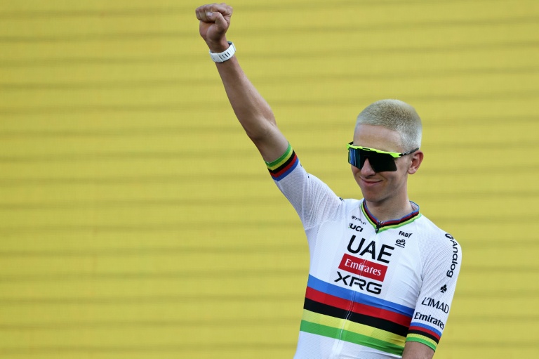 Le Slovène Tadej Pogacar, quadruple vainqueur du Tour de France, lors de la présentation des coureurs, le 2 juillet 2026 à Barcelone