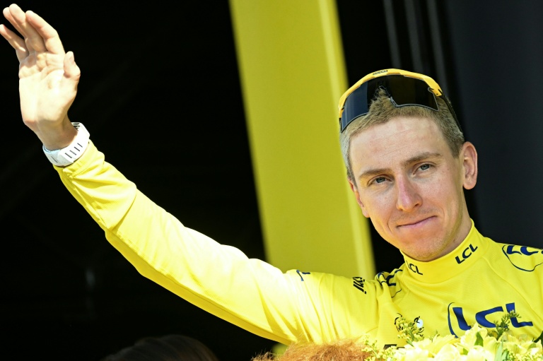 Tadej Pogacar sur le podium du maillot jaune à l'arrivée de la 11e étape du Tour de France, le 15 juillet 2026 à Nevers