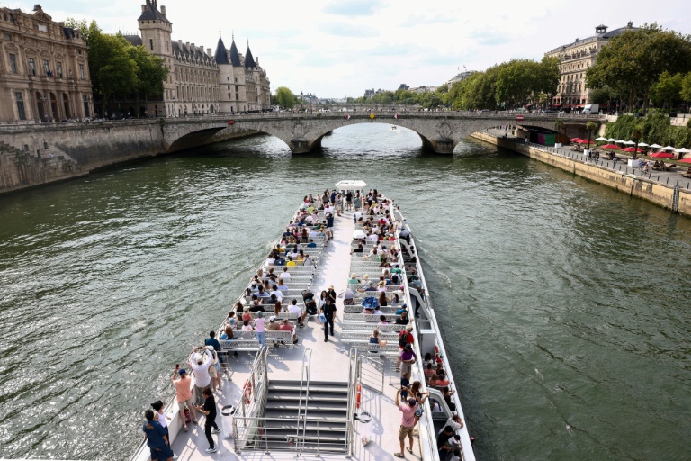 Croisière touristique sur la Seine à Paris, le 18 juin 2025