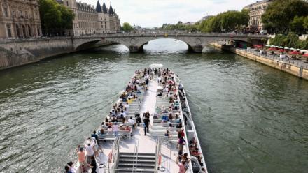 Croisière touristique sur la Seine à Paris, le 18 juin 2025