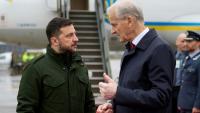 Photo publiée par le service de presse de la présidence ukrainienne, le 22 octobre 2025, du Premier ministre norvégien Jonas Gahr Støre (d) accueillant le président ukrainien Volodymyr Zelensky (g) à son arrivée à l'aéroport d'Oslo