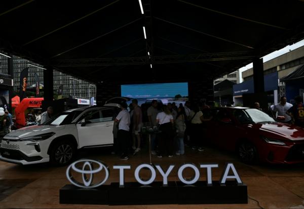Logo du constructeur automobile japonais Toyota sur le stand de la marque lors de la 14e édition du salon automobile "AutoFest 2026", le 26 avril 2026 à Caracas
