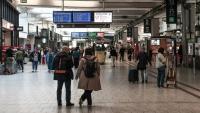 Des passagers à la gare Paris-Montparnasse, le 6 mai 2025