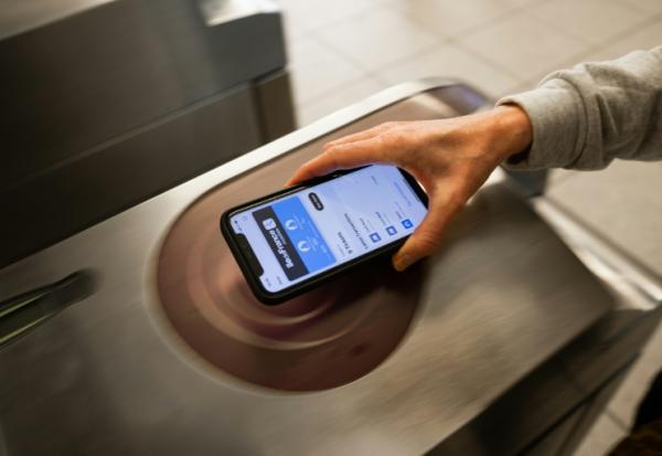 Utilisation d'un pass Navigo sur un iphone dans une station de métro à Paris, le 24 mai 2024.