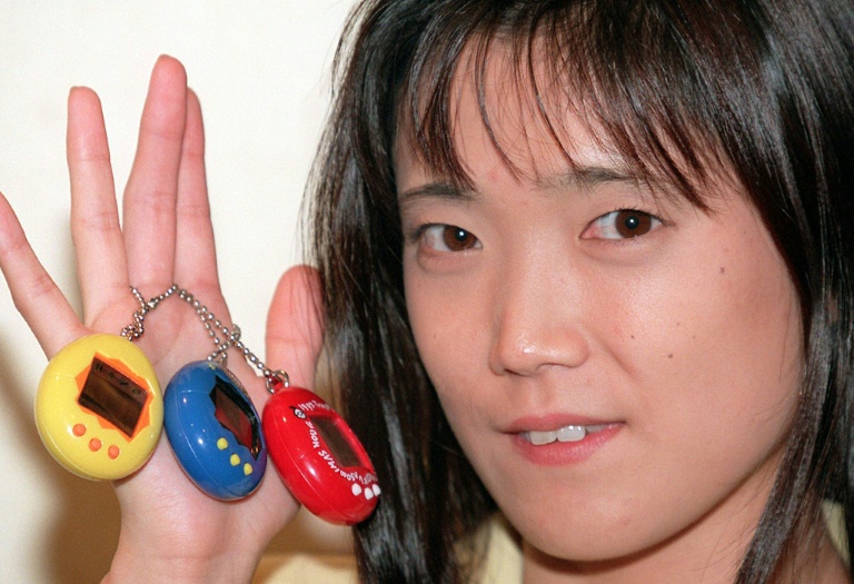 La créatrice pour le groupe japonais Bandai des Tamagotchis, Aki Maita, en présente des exemplaires le 25 août 1997 à Tokyo