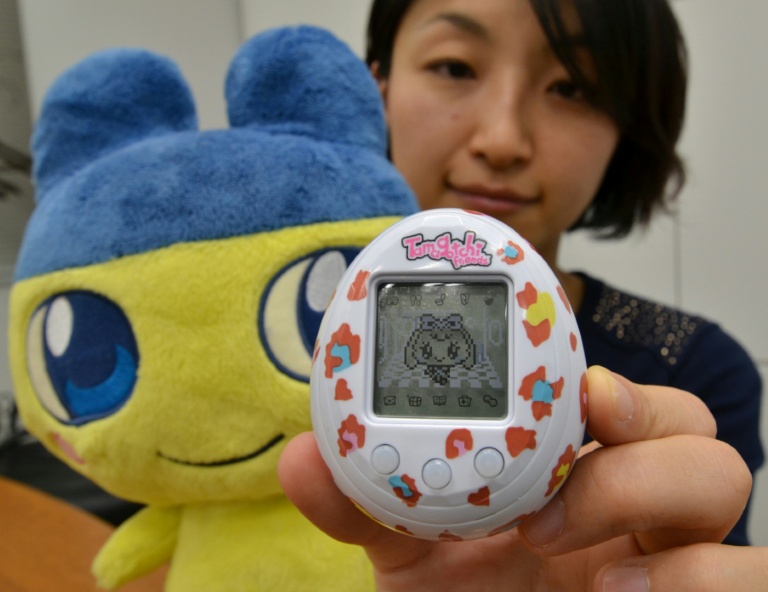 Une employée du groupe japonais Bandai présente un nouveau Tamagotchi le 27 novembre 2013 à Tokyo