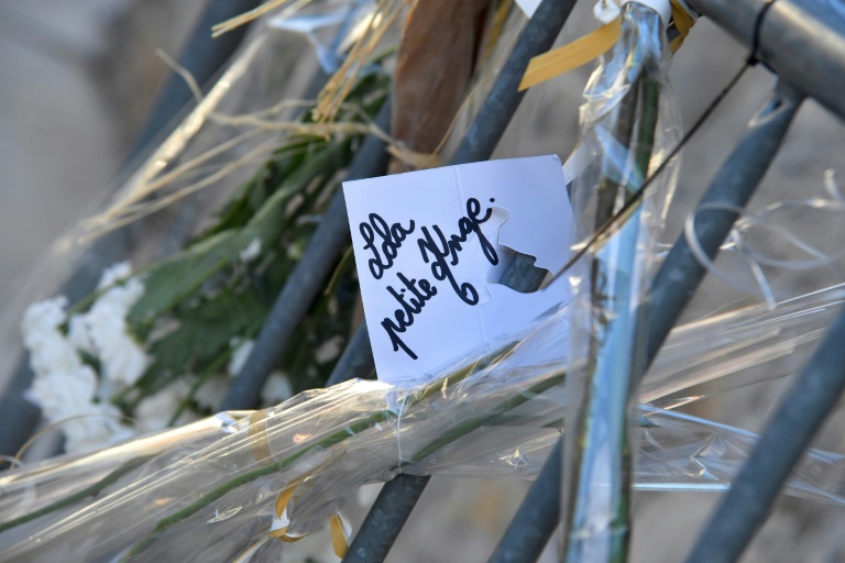 Des fleurs et des cartes déposées devant l'église avant les funérailles de Lola, le 24 octobre 2022, à Paris