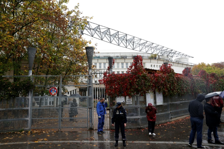 Un agent de la police municipale le 17 octobre 2022 devant l'école Georges Brassens à Paris, où étudiait Lola