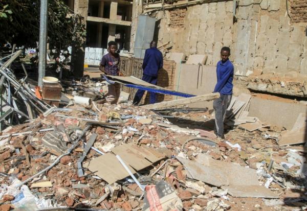Des ouvriers du bâtiment déblaient des décombres alors que les efforts de reconstruction des infrastructures reprennent à Khartoum après près de trois ans de guerre, le 17 janvier 2026 au Soudan
