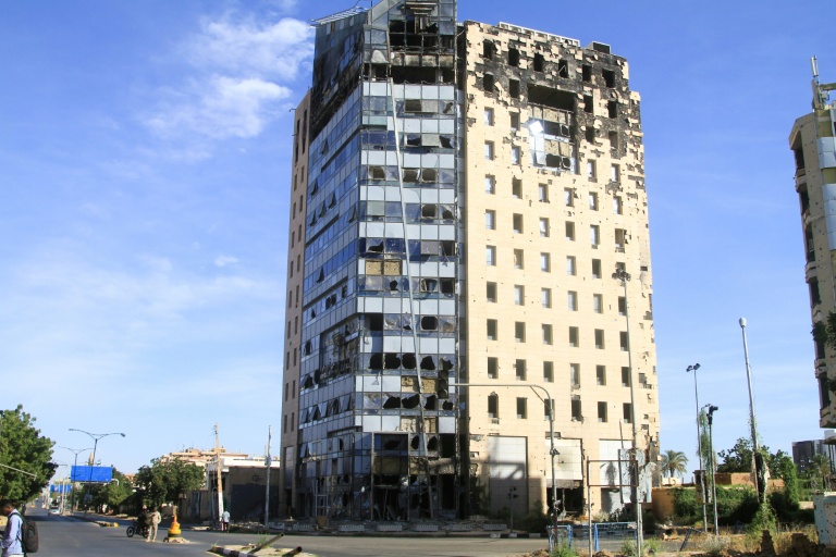 Un immeuble détruit à Khartoum alors que les efforts de reconstruction des infrastructures reprennent après près de trois ans de guerre, le 17 janvier 2026 au Soudan