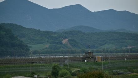 Un poste d'observation sud-coréen face au côté nord-coréen de la zone démilitarisée (ZDM) séparant les deux Corées, vu depuis Paju, le 12 septembre 2026
