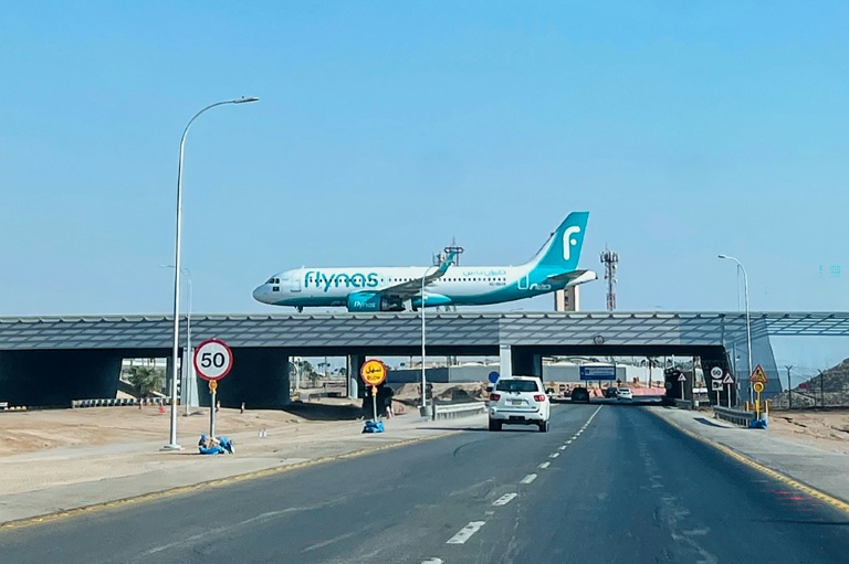 Un avion atterrit à l'aéroport international King Khalid de Ryad, le 19 septembre 2026