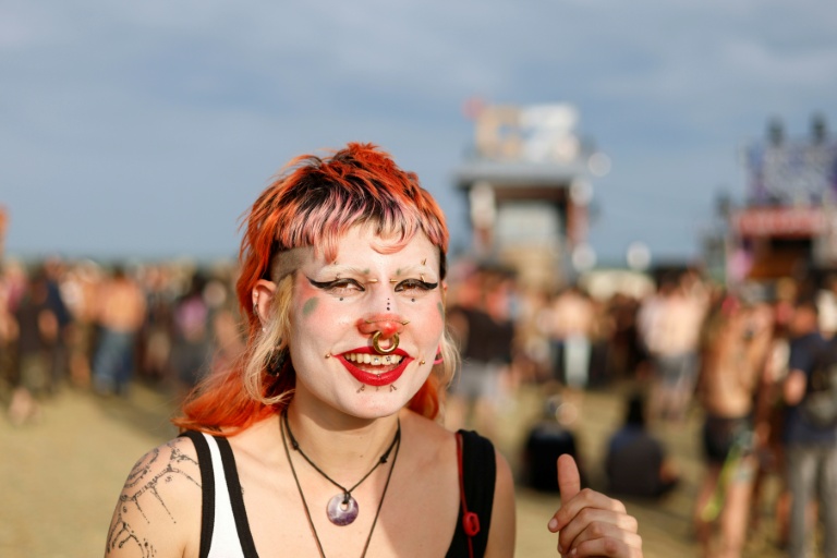 Une participante à une free party sur un site militaire à Cornusse, près de Bourges, le 2 mai 2026