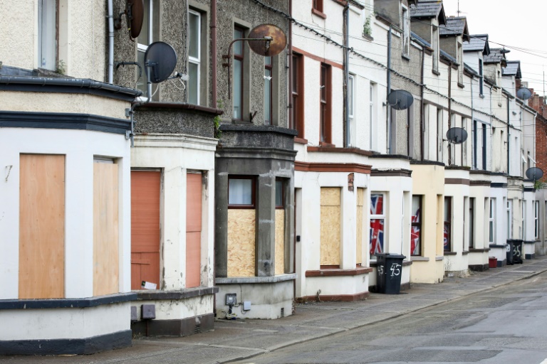 Des maisons barricadées, après une deuxième nuit d'émeutes visant des immigrés, le 11 juin 2025 à Ballymena, en Irlande du Nord