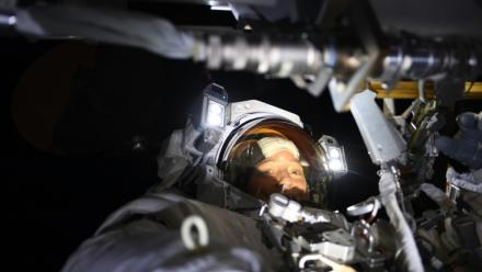 Photographie prise le 25 août montrant l'astronaute française Sophie Adenot en dehors de la Station spatiale internationale (ISS) et publiée par l'Agence spatiale européenne (ESA)