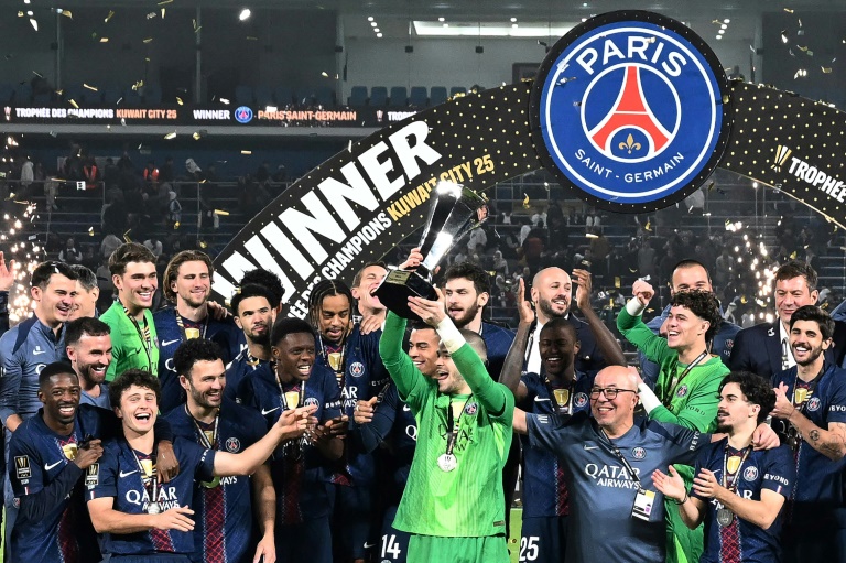 Le PSG soulève un énième trophée des champions après sa victoire sur Marseille aux tirs au but à Koweït City, le 8 janvier 2026 
