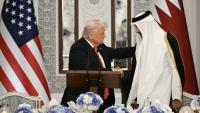 L'émir du Qatar, cheikh Tamim ben Hamad al-Thani (d et le président américain Donald Trump lors d'un dîner d'Etat au palais de Lusail à Doha, le 14 mai 2025