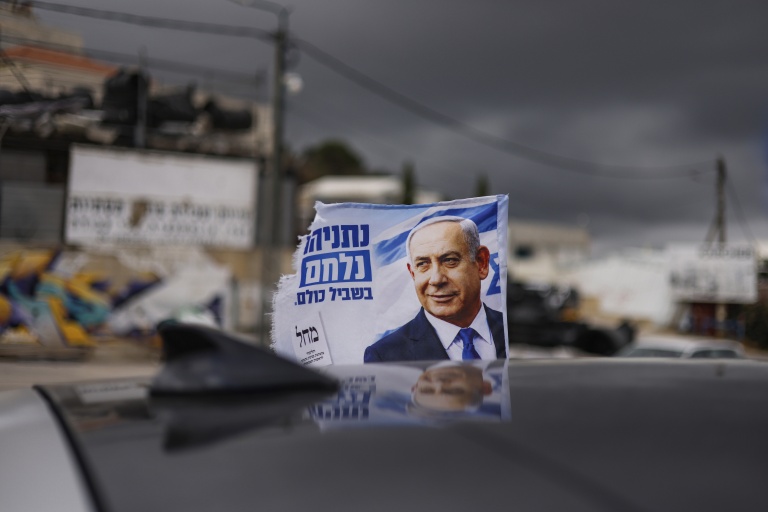 Vue d'un drapeau de soutien à la campagne électorale de Benjamin Netanyahu, le 17 octobre 2026 dans le village druze de Majdal Shams, dans le Golan occupé par Israël, le 17 octobre 2026