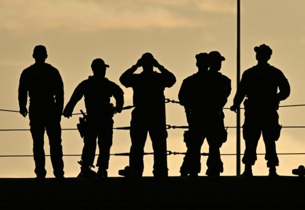 Des militaires américains sur le pont du navire d'assaut amphibie USS Iwo Jima, le 16 décembre 2025 à Porto Rico