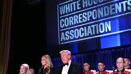 (g-d) La porte-parole de la Maison Blanche, Karoline Leavitt, la Première dame Melania Trump, et le président américain Donald Trump, assistent au dîner des correspondants de la Maison Blanche à Washington, le 25 avril 2026