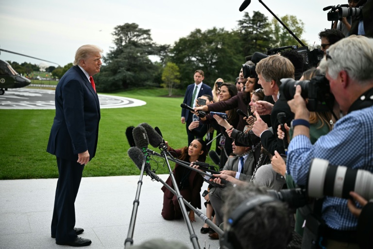 Le président américain Donald Trump s'adresse à la presse sur la pelouse sud de la Maison Blanche, le 9 octobre 2026 à Washington