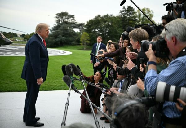 Le président américain Donald Trump s'adresse à la presse sur la pelouse sud de la Maison Blanche, le 9 octobre 2026 à Washington