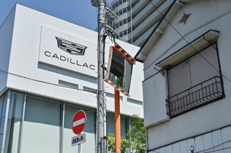 Une enseigne de la marque automobile Cadillac sur le mur d'un concessionnaire à Tokyo, le 30 avril 2025