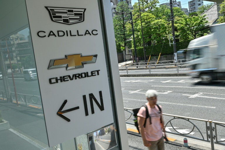 Unj concessionnaire Cadidall et Chevrolet à Tokyo, le 30 avril 2025