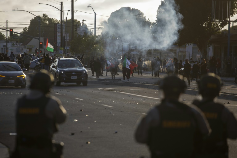 Affrontements entre agents de forces de l'ordre et manifestants opposés aux expulsions massives de sans-papiers, le 7 juin 2025 à Los Angeles