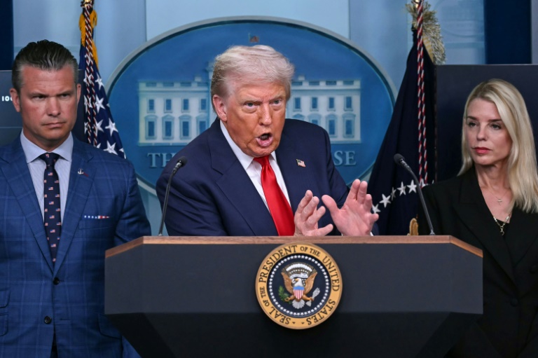 Le président américain Donald Trump entouré par le ministre de la Défense, Pete Hegseth, et la ministre de la Justice, Pam Bondi, lors d'une conférence de presse à la Maison Blanche sur le maintien de l'ordre à Washington, le 11 août 2025