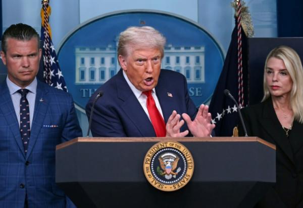 Le président américain Donald Trump entouré par le ministre de la Défense, Pete Hegseth, et la ministre de la Justice, Pam Bondi, lors d'une conférence de presse à la Maison Blanche sur le maintien de l'ordre à Washington, le 11 août 2025