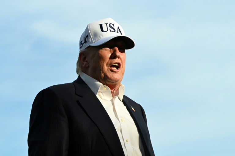 Le président américain Donald Trump parle à la presse à la Maison Blanche, à Washington, le 15 mai 2026