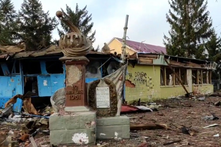 Capture d'écran d'une diffusion vidéo du ministère de la Défense russe réalisée le 15 mars 2025 montrant des écritures sur la façade d'un bâtiment: