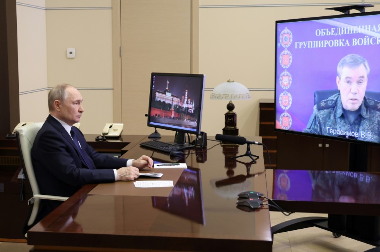 Photo diffusée par l'agence de presse d'Etat russe Sputnik montrant le président russe Vladimir Poutine (à gauche) en vidéoconférence avec le chef d'état-major de l'armée russe Valéri Guérassimov, le 26 avril 2025 à Novo-Ogariovo