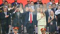 Donald Trump (au centre) et son épouse Melania assistent au début de la grande parade militaire sur le National Mall, au coeur de Washington, le 14 juin 2025