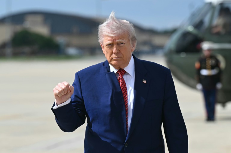 Le président américain Donald Trump à la base Andrews, dans le Maryland, avant d'embarquer à bord d'Air Force One à destination du New Jersey, le 23 mai 2025