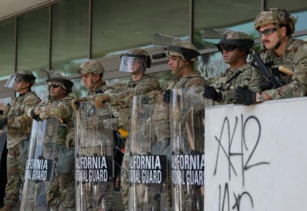 Des membres de la Garde nationale protègent un bâtiment fédéral à Los Angeles, le 9 juin 2025