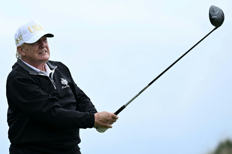 Le président américain Donald Trump joue au golf à Balmedie, en Ecosse, le 29 juille 2025