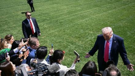 Le président américain Donald Trump s'adresse aux journalistes sur la pelouse sud de la Maison Blanche, avant de monter à bord de Marine One, le 16 avril 2026 à Washington