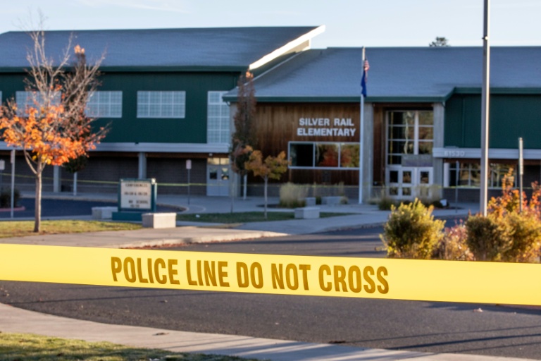 Un ruban de police devant l’école primaire Silver Rail, au lendemain d’une fusillade à Bend, dans l’Oregon, le 16 octobre 2026