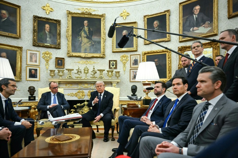 Le président américain Donald Trump (d) reçoit le chancelier allemand Friedrich Merz dans le Bureau ovale de la Maison Blanche, le 3 mars 2026 à Washington