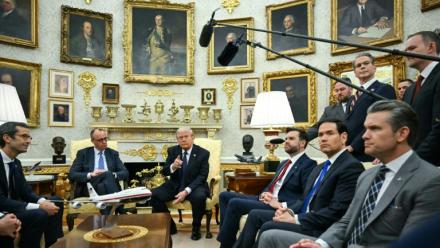 Le président américain Donald Trump (d) reçoit le chancelier allemand Friedrich Merz dans le Bureau ovale de la Maison Blanche, le 3 mars 2026 à Washington