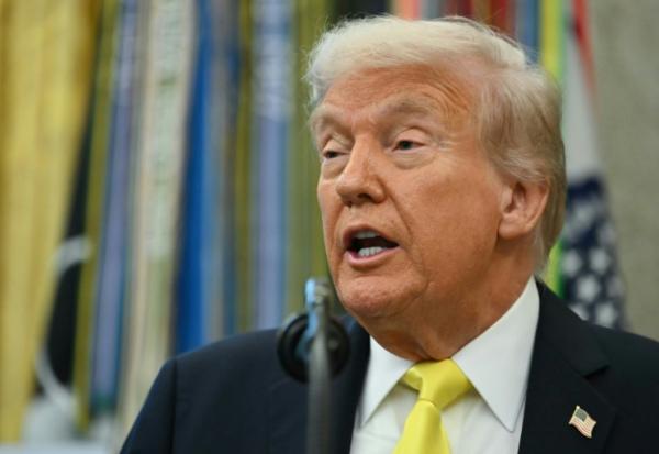 Le président américain Donald Trump dans le Bureau ovale de la Maison Blanche, le 15 octobre 2025 à Washington