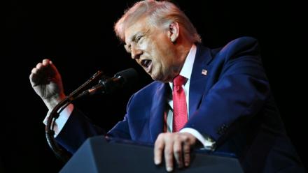 Le président américain Donald Trump donne un discours devant des parlementaires républicains au Kennedy Center de Washington, le 6 janvier 2026