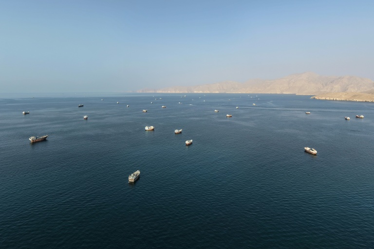 Des navires au mouillage au large de la côte d'Oman, près du détroit d'Ormuz, le 2 octobre 2026