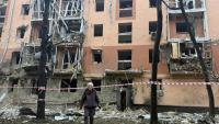 Une habitante devant des immeubles résidentiels endommagés par une attaque de missile russe à Zaporijjia, le 17 octobre 2026 en Ukraine